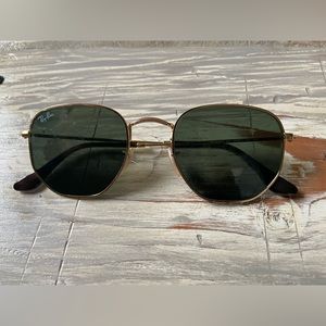 Used Ray Ban glasses. No scratches.